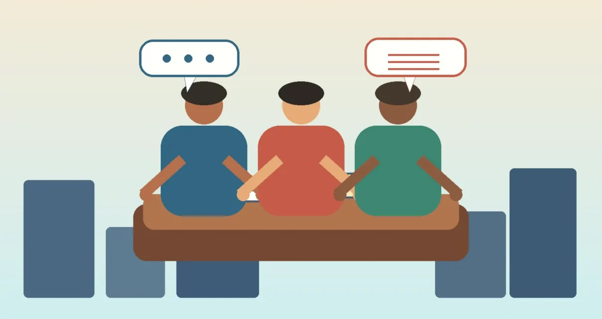 Tres adultos practican inglés alrededor de una mesa con libros y burbujas de conversación