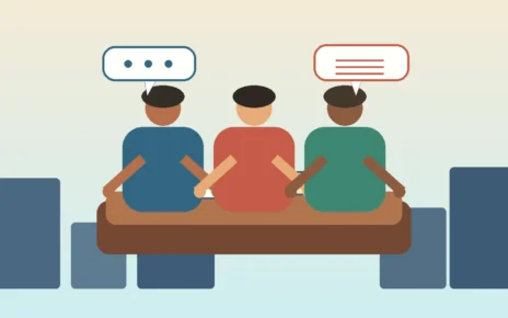 Tres adultos practican inglés alrededor de una mesa con libros y burbujas de conversación