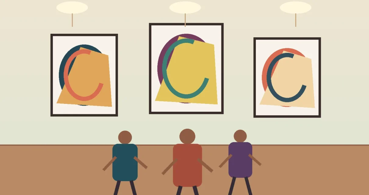 Visitantes observan obras abstractas en una feria de arte contemporáneo