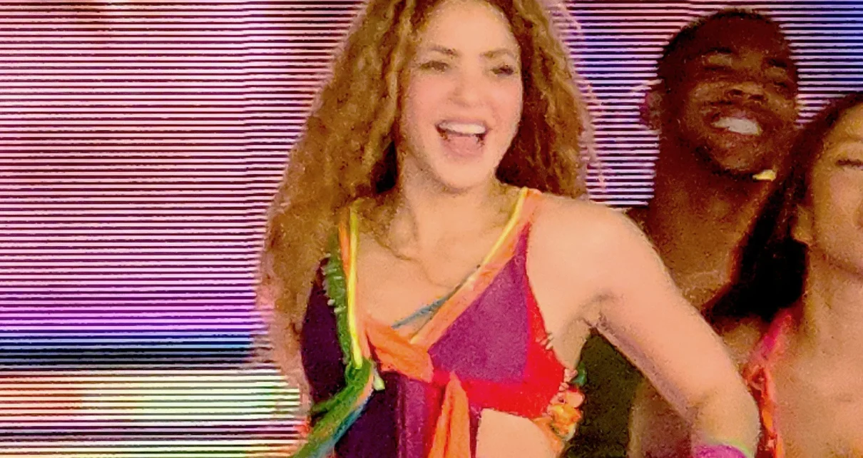 Shakira canta en un escenario durante un concierto en Medellín