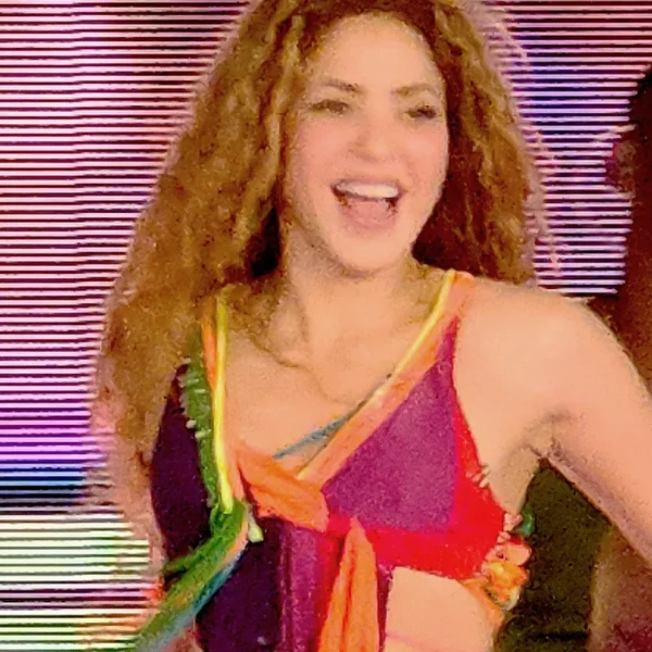 Shakira canta en un escenario durante un concierto en Medellín