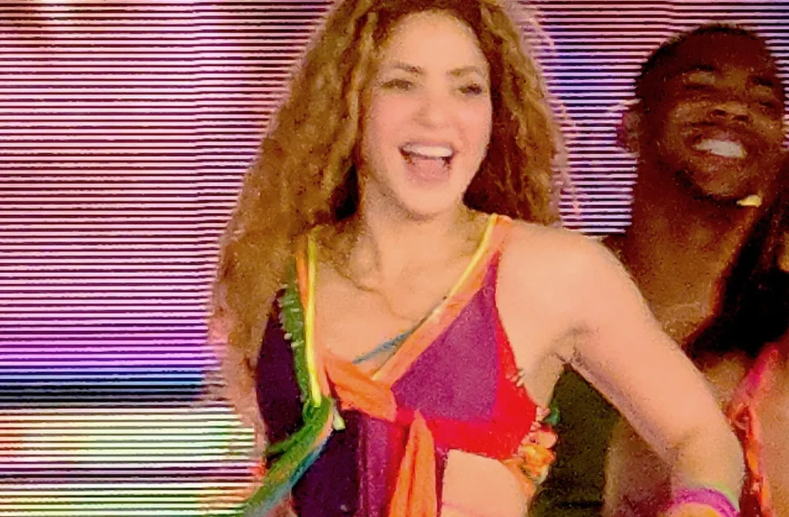 Shakira canta en un escenario durante un concierto en Medellín