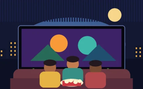 Familia latina observa una pantalla con animación y decoraciones de Halloween