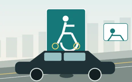 Señal de estacionamiento accesible frente a un automóvil en California